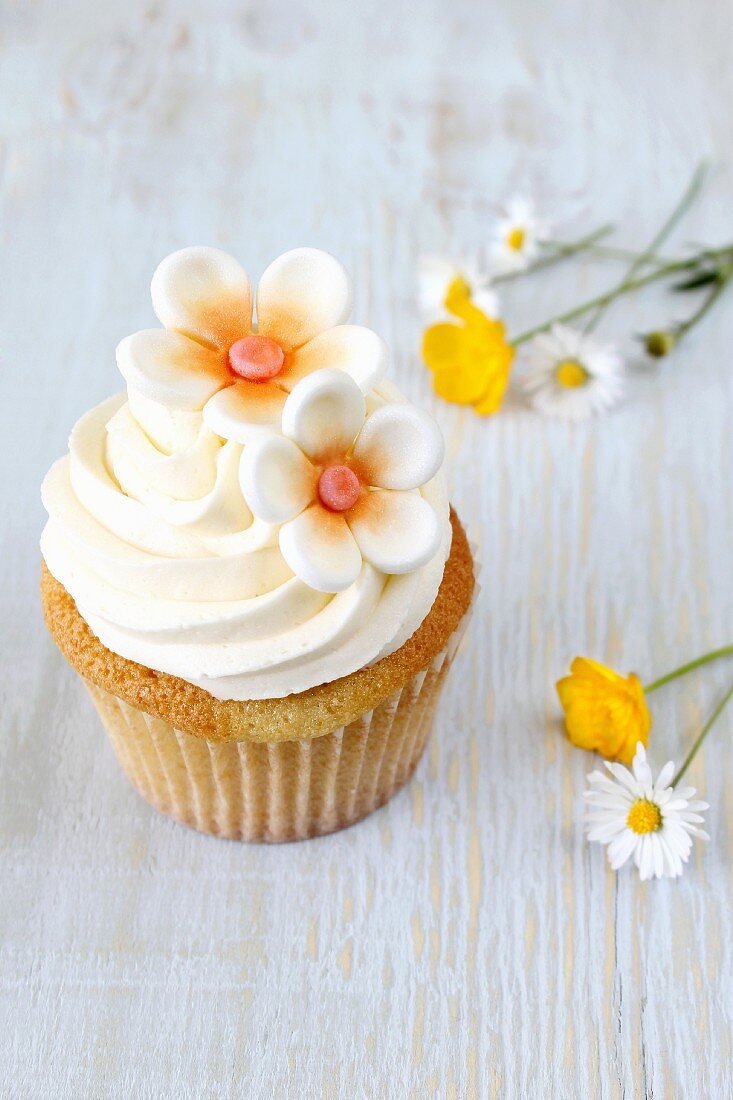 Cupcake dekoriert mit Zuckerblüten