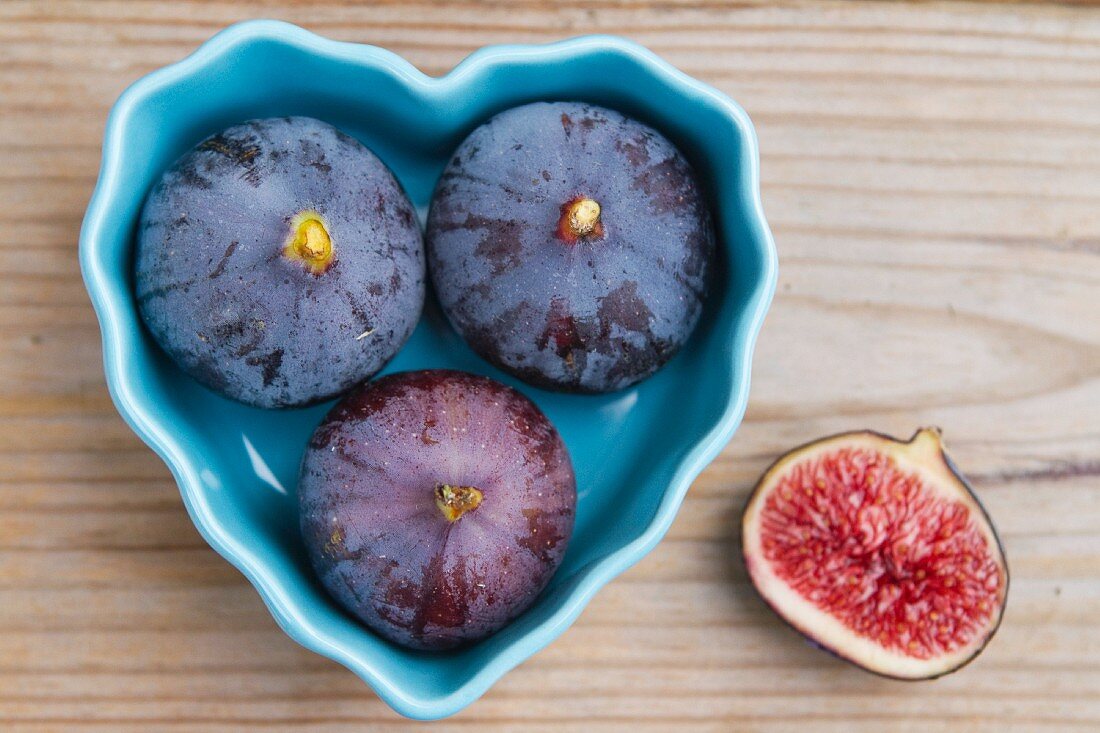 Fresh figs in a heart-shaped dish