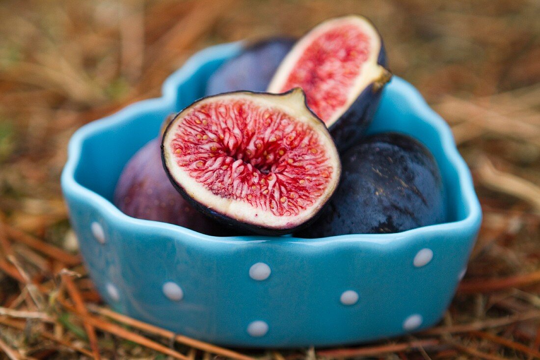 Fresh figs in a heart-shaped dish