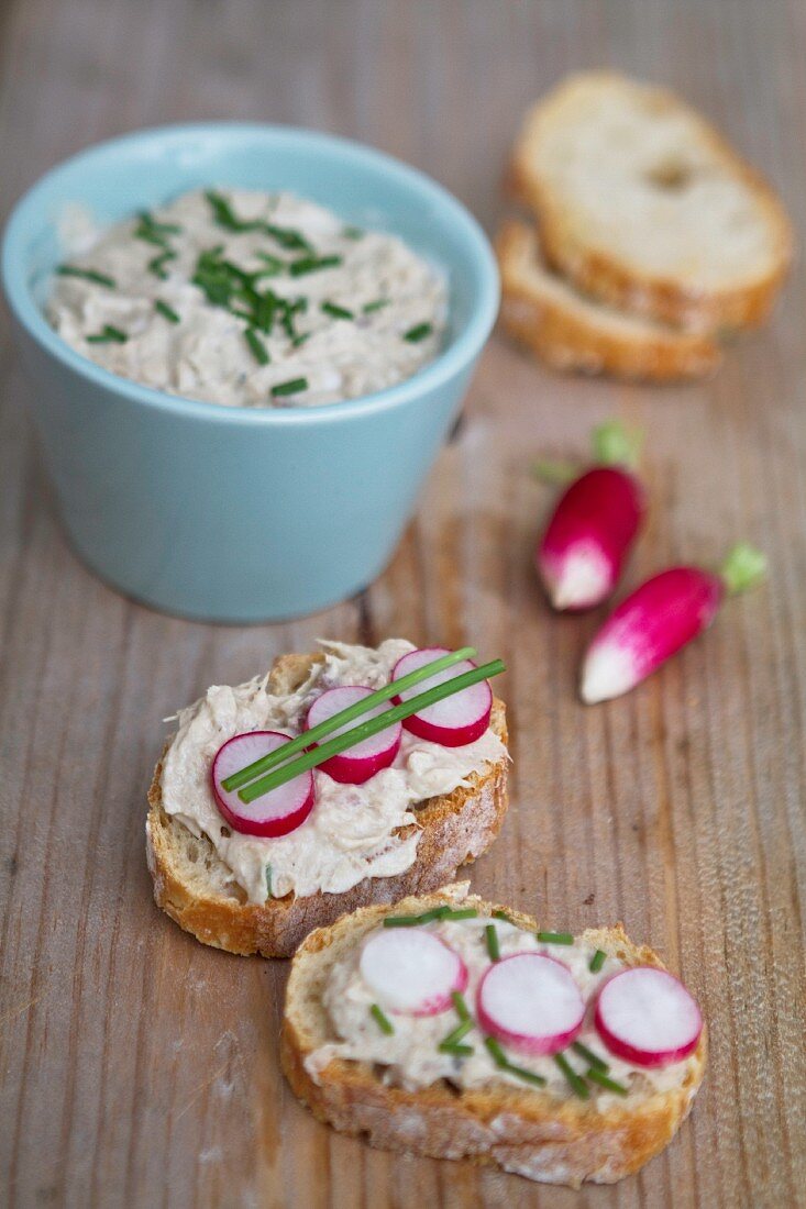 Bread with spread, radishes and chives