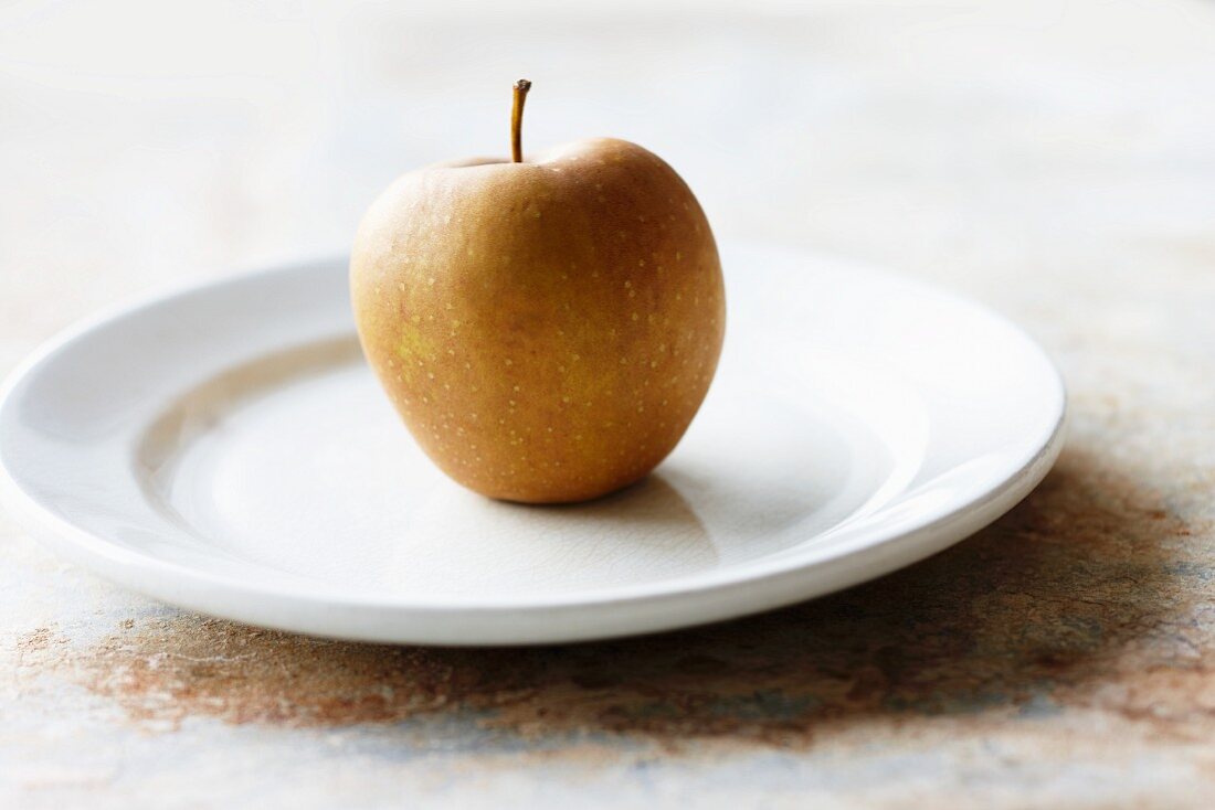 Ein Apfel auf Teller
