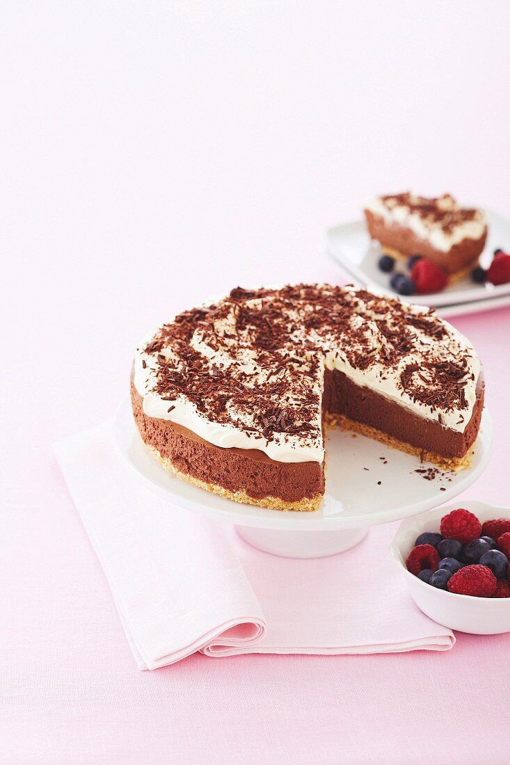 Schokoladenmoussetorte mit frischen Beeren