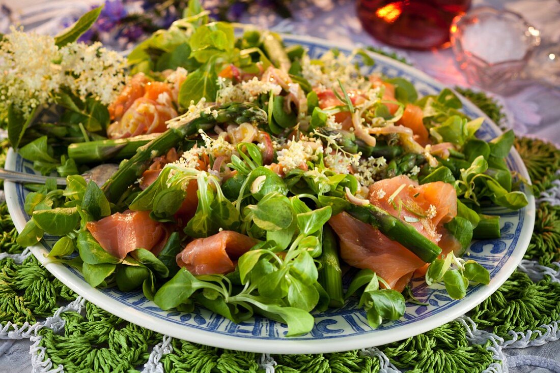 Gemischter Salat mit Lachs, Spargel und Holunderblüten