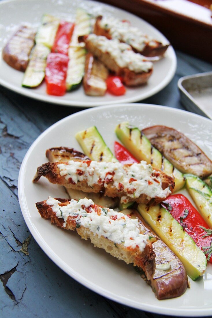 Bread with spiced goat's cheese and grilled vegetables