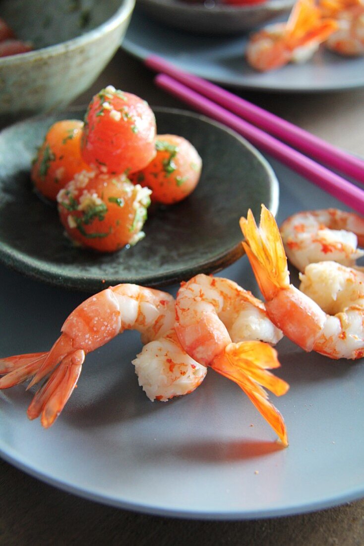 Steamed prawns with preserved tomatoes (Asia)