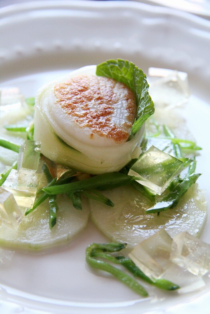 Scallops on cucumber slices with mint
