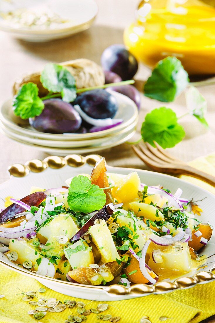 Herbstlicher Kartoffelsalat mit Zwetschgen & Zwiebeln