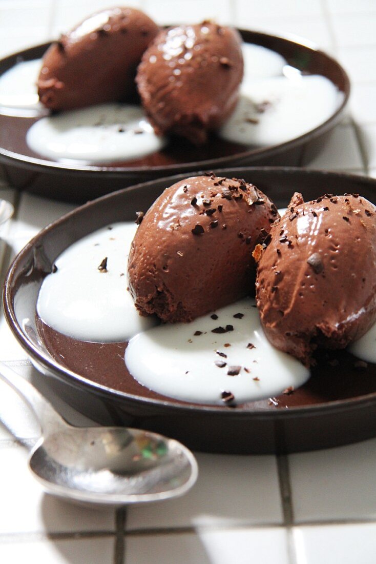 Chocolate mousse with a bi-colour chocolate sauce