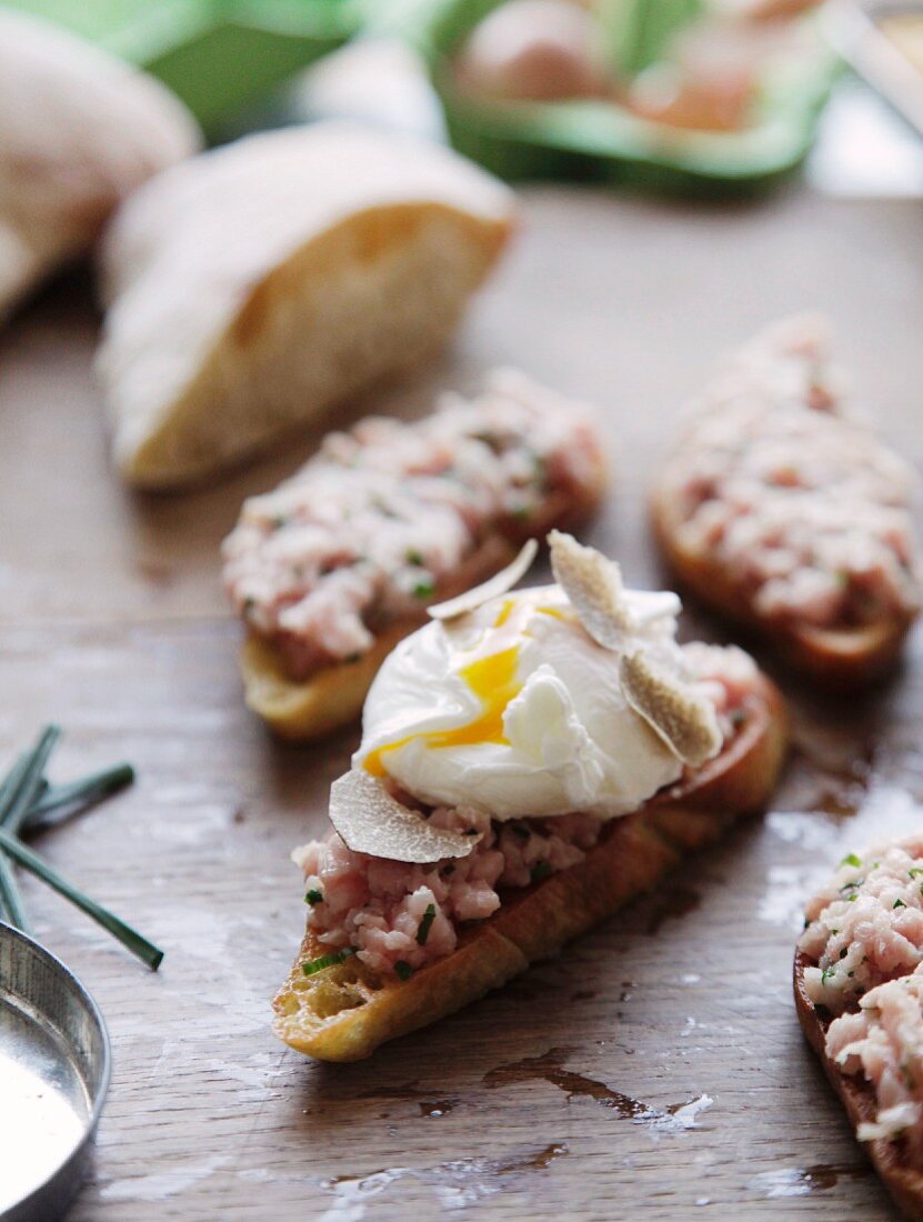 Ciabatta mit Kalbsfilet und pochiertem Ei