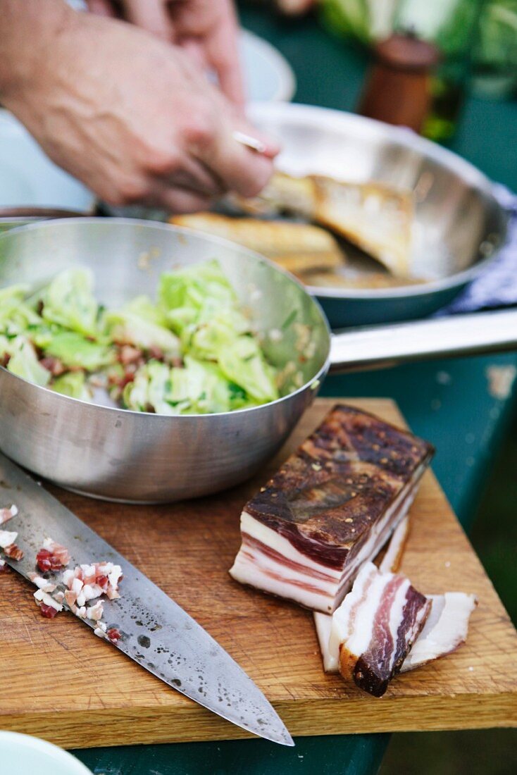 Gebratenen Zander mit Spitzkohl und Speck zubereiten