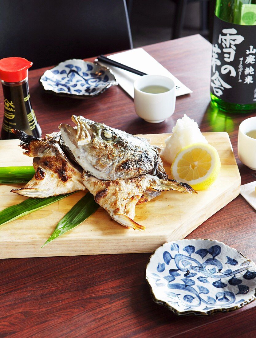 Grilled fish heads with lemon and soy sauce
