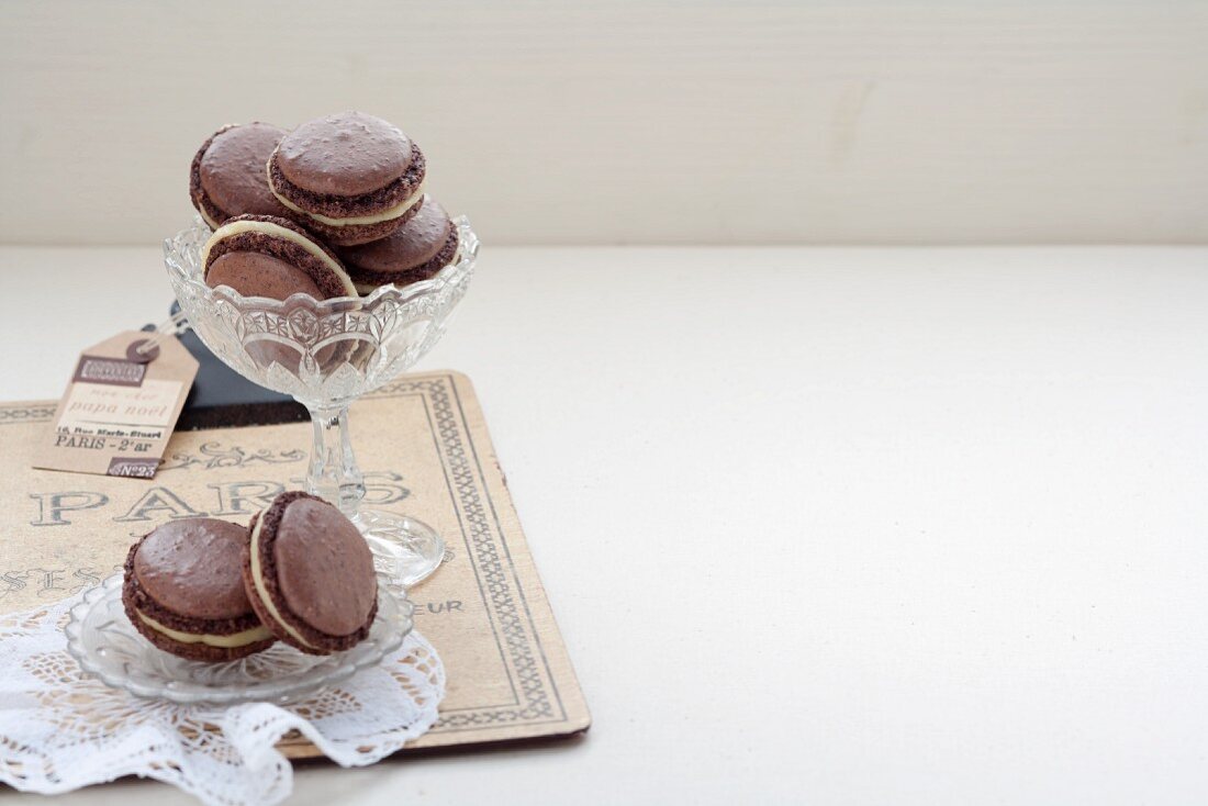 Schokoladen-Macarons mit Mandelcreme gefüllt