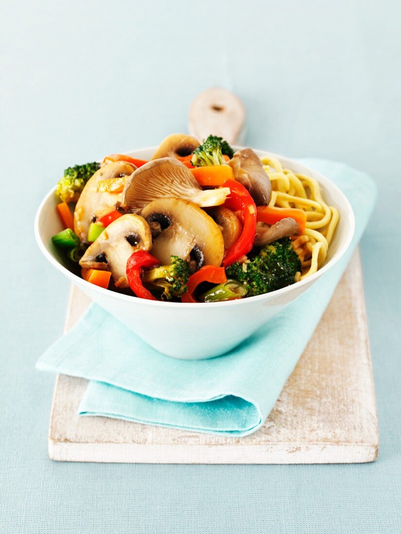 Stir-fried mushrooms and vegetables with noodles (Thailand)