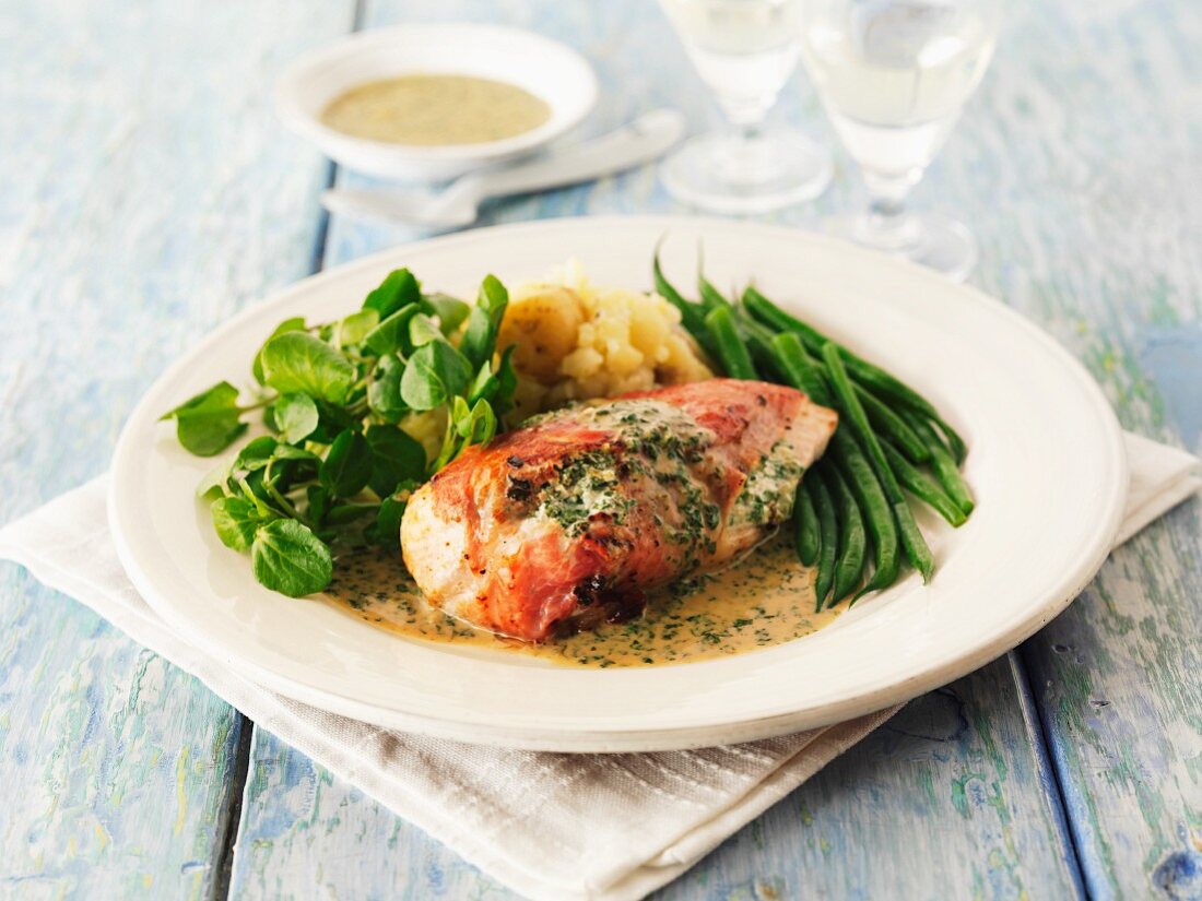 Gefüllte Hähnchenbrust mit Kräutersauce und grünen Bohnen