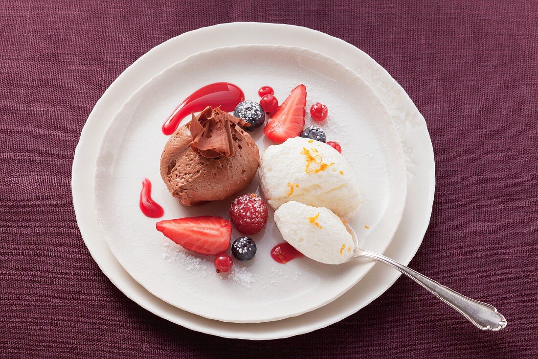 Helle und dunkle Mousse au Chocolat mit Beeren