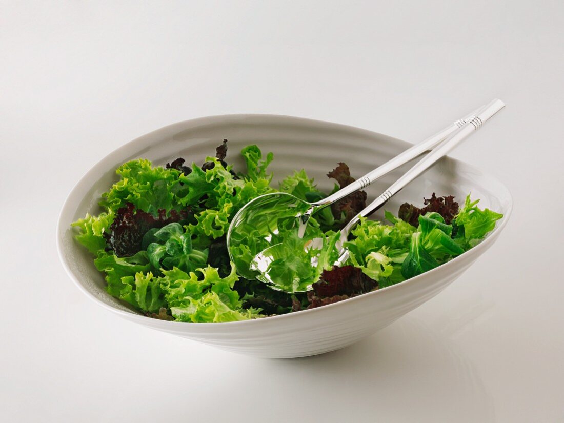 Gemischter Blattsalat in Schüssel mit Salatbesteck