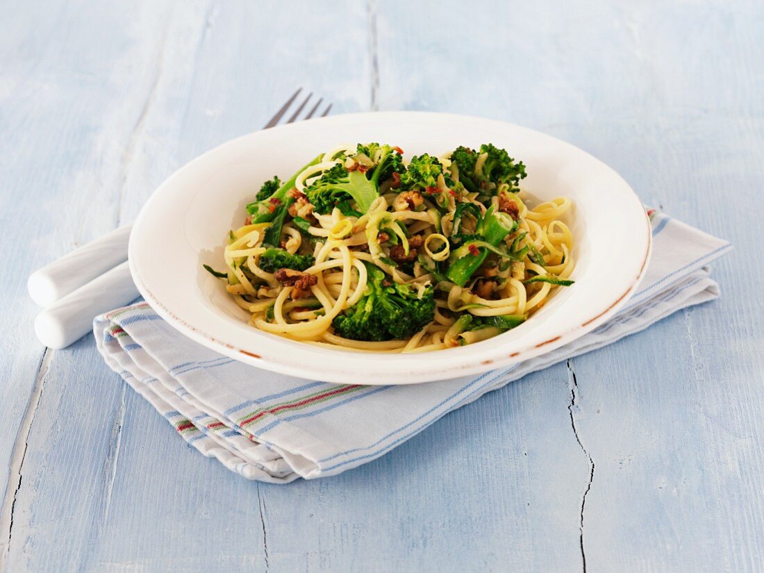 Linguine mit Brokkoli und Zitronenzesten