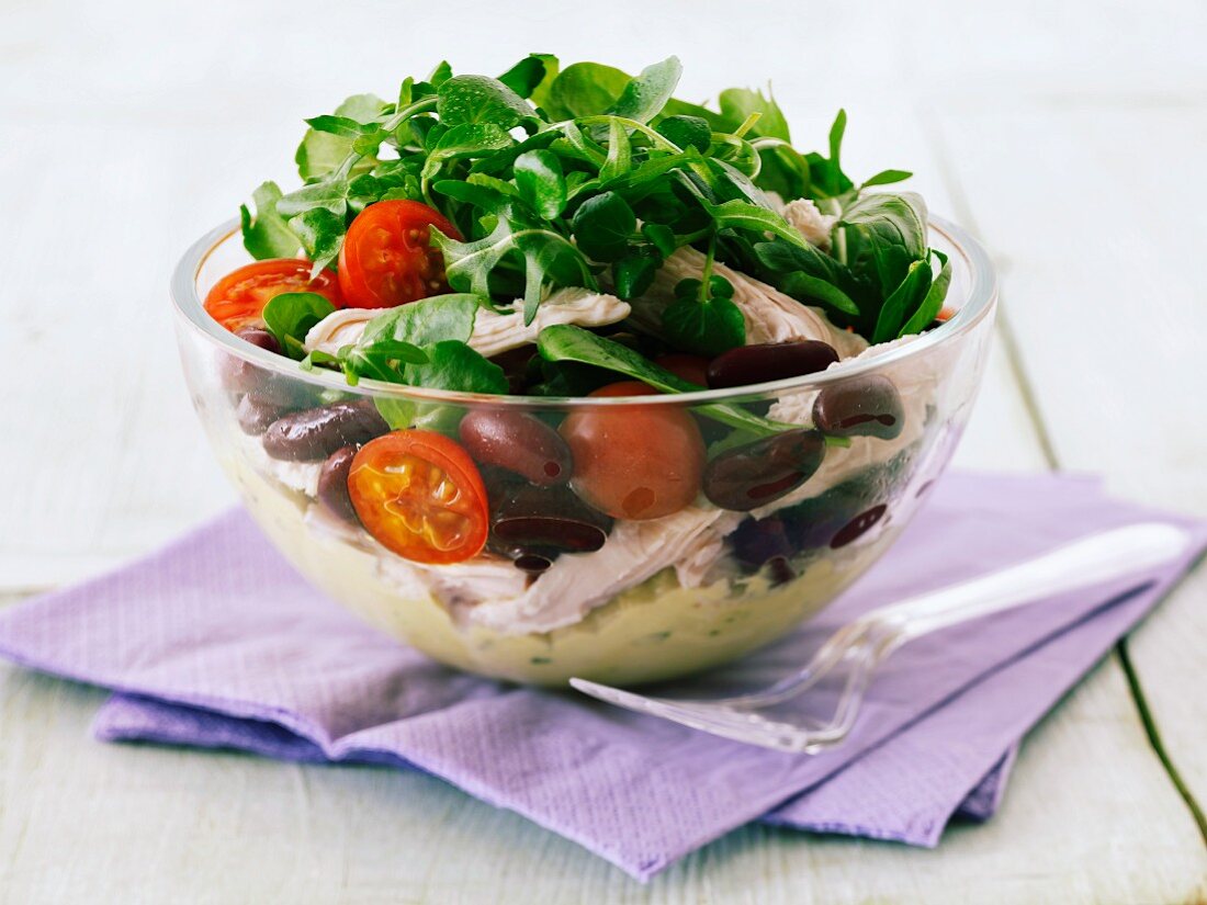 Rocket salad with chicken, tomatoes and kidney beans