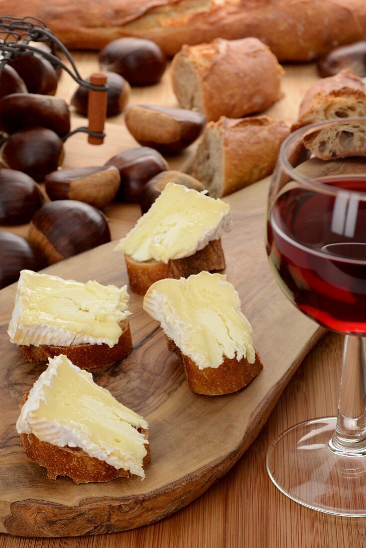 Bread topped with Camembert, chestnuts and red wine