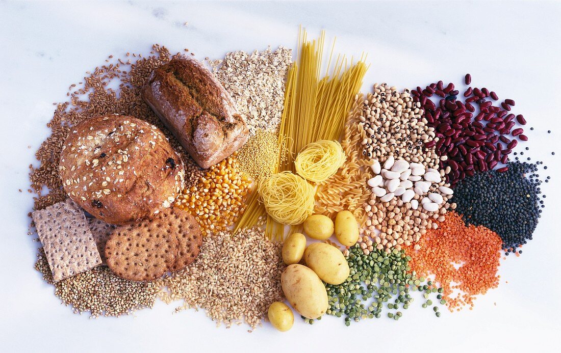 Kohlenhydratreiche Lebensmittel (Brot, Nudeln, Hülsenfrüchte, Getreide, Kartoffeln)