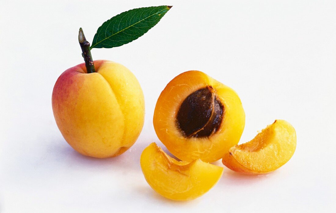 Aprikosen, ganz, halbiert und Segmente