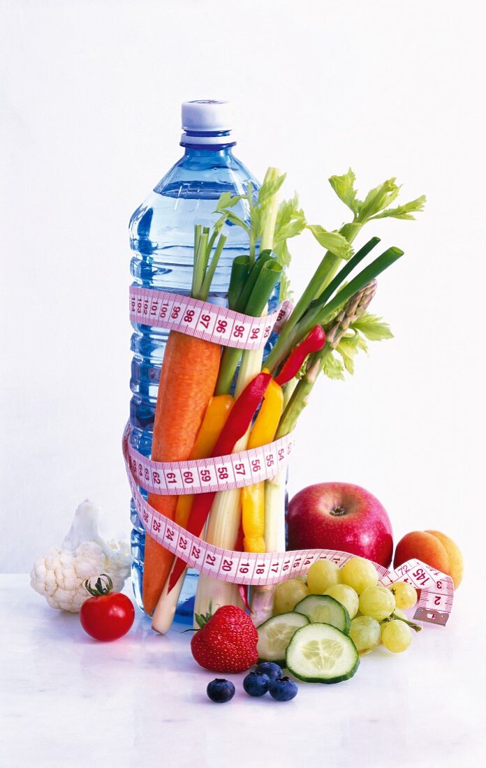 Wasserflasche mit Massband, Gemüse und Obst