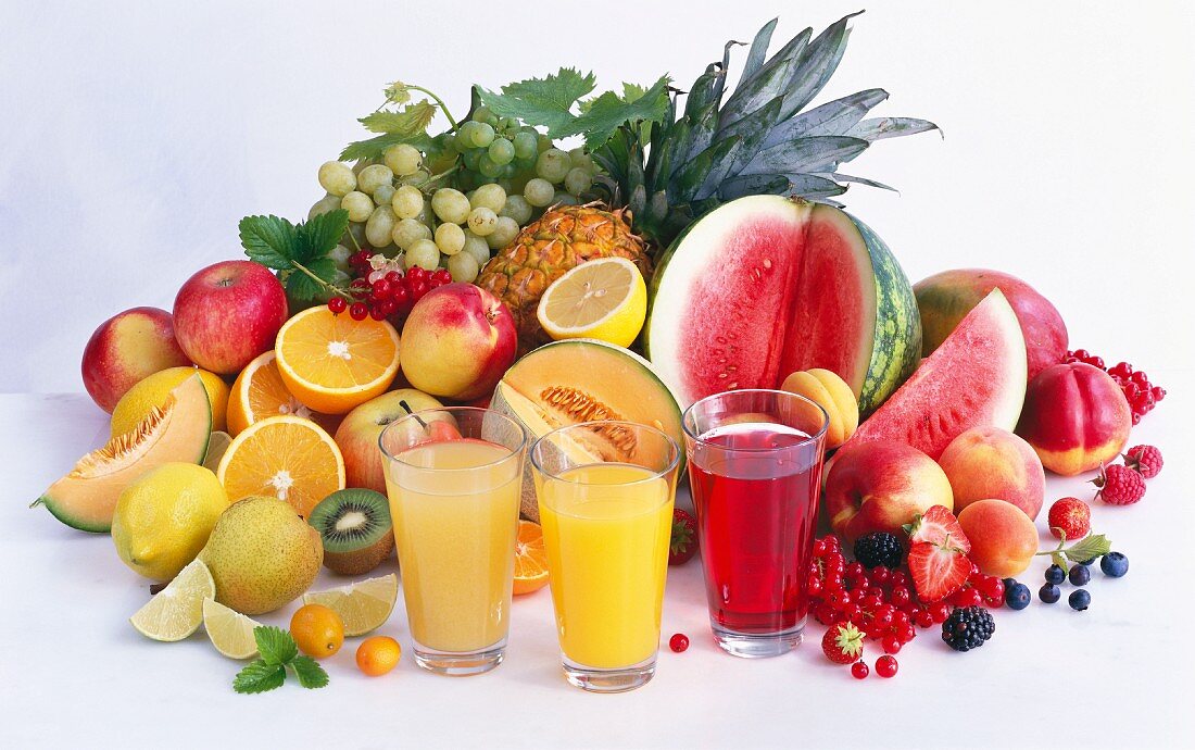 Verschiedene Obstsäfte und frische Früchte