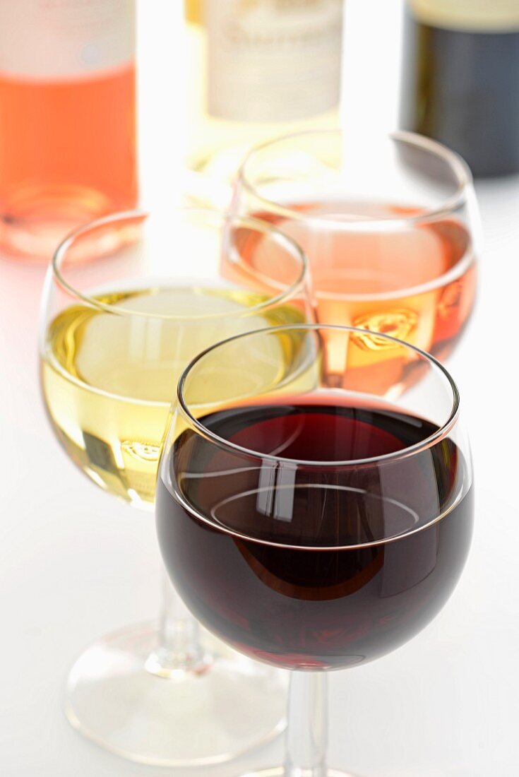 Rose-, Weiß- und Rotwein in Gläsern