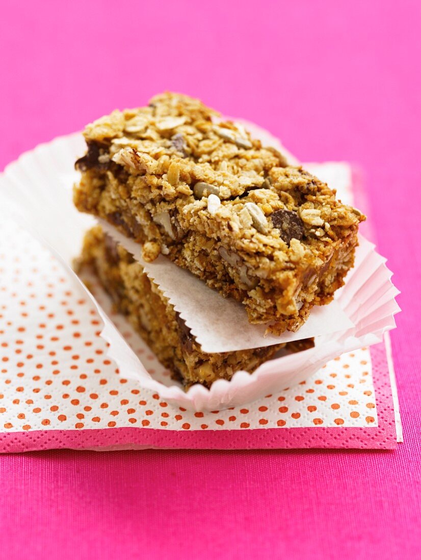 Muesli bars with oats and sunflower seeds