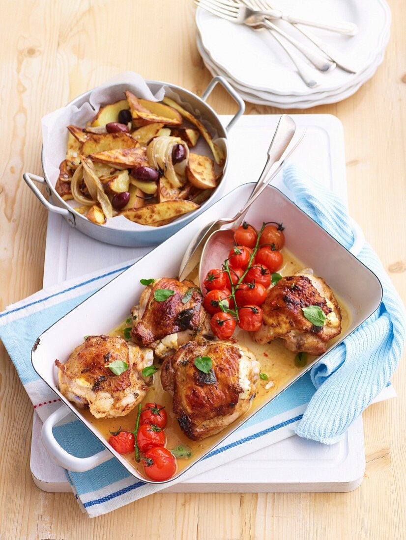 Hähnchenoberschenkel mit Feta und Kirschtomaten, dazu Kartoffeln mit Zwiebeln und Oliven