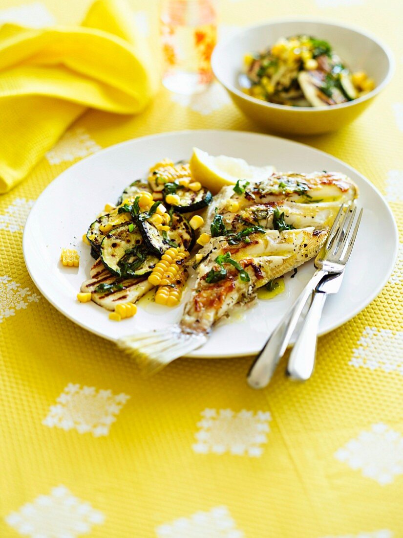 Korallenfisch mit Halloumi überbacken, Zucchini und Mais