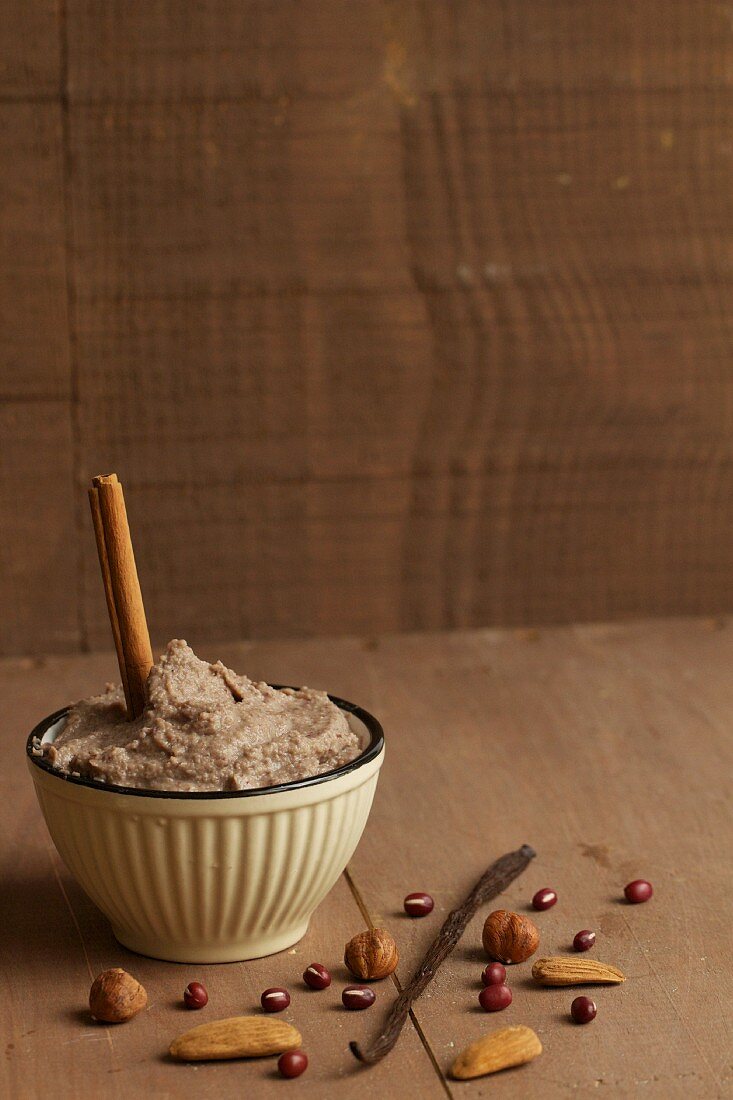 Süsse Bohnencreme mit Vanille und Zimt