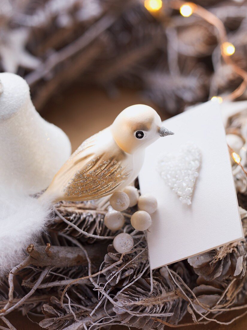 Adventskranz mit Vogelfigur