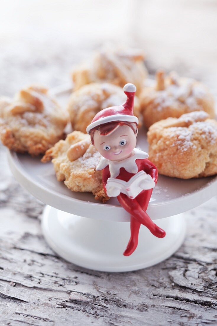 Weihnachtsplätzchen mit Pinienkernen