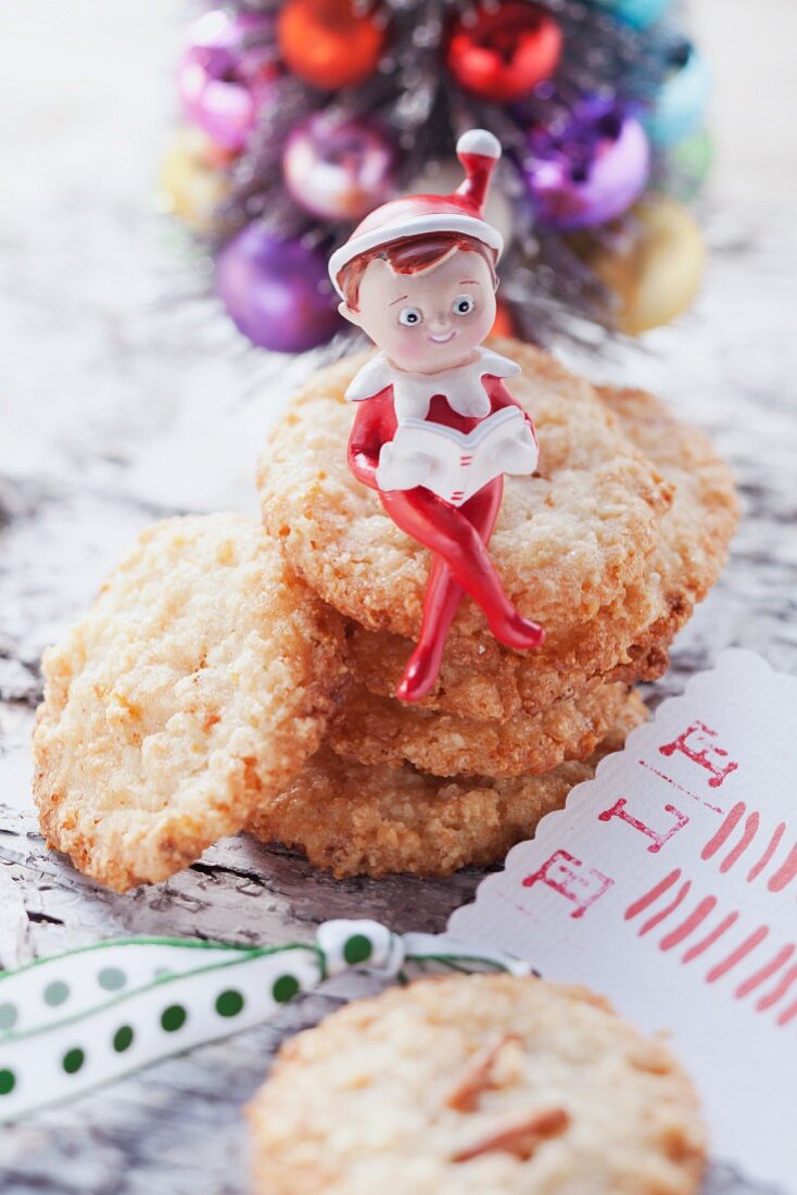 Weihnachtsplätzchen mit Pinienkernen