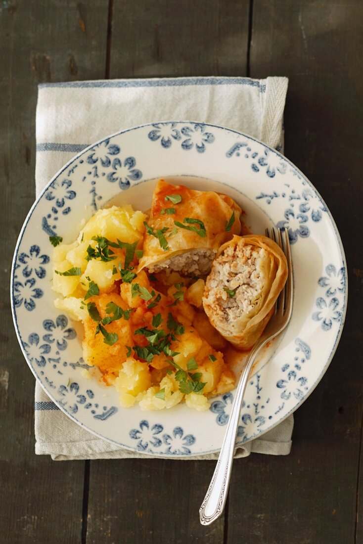 Golabki (Kohlroulade, Polen) mit Kartoffeln und Tomatensauce