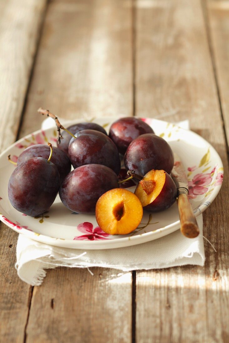 A plate of plums