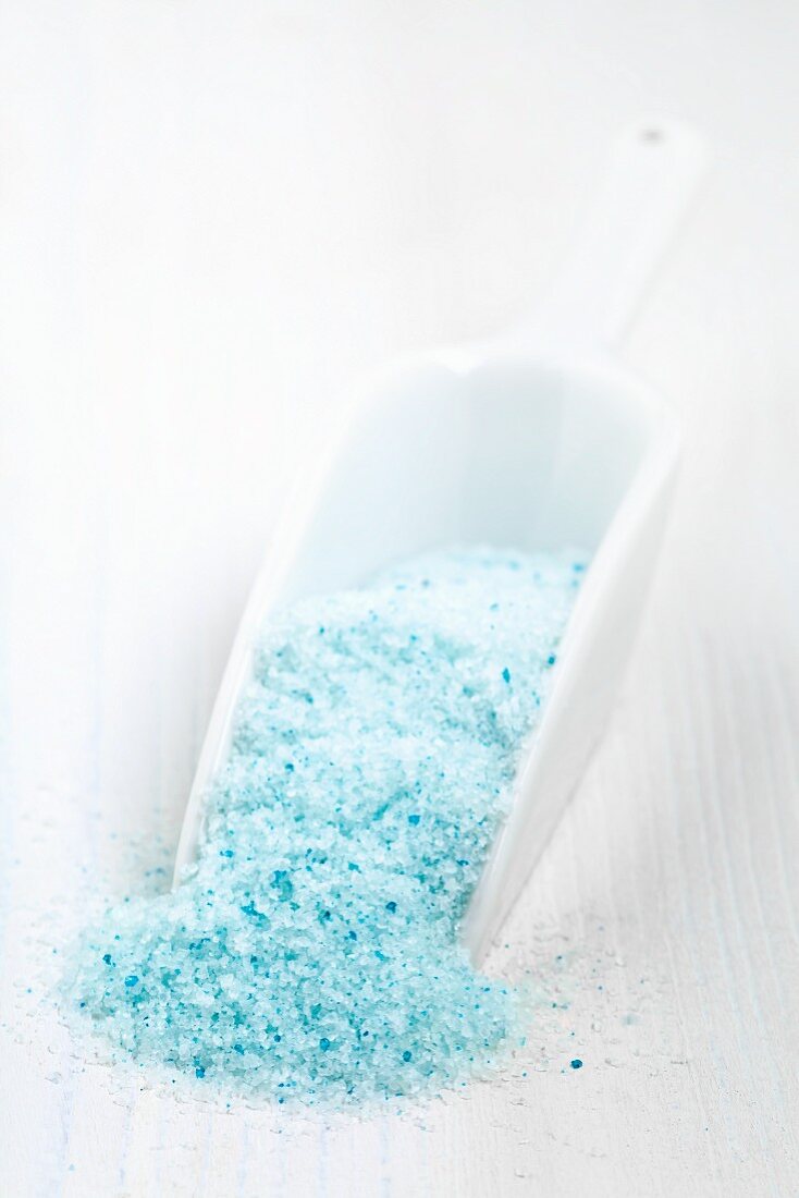 Persisches Blaues Salz in weißer Gewürzschaufel