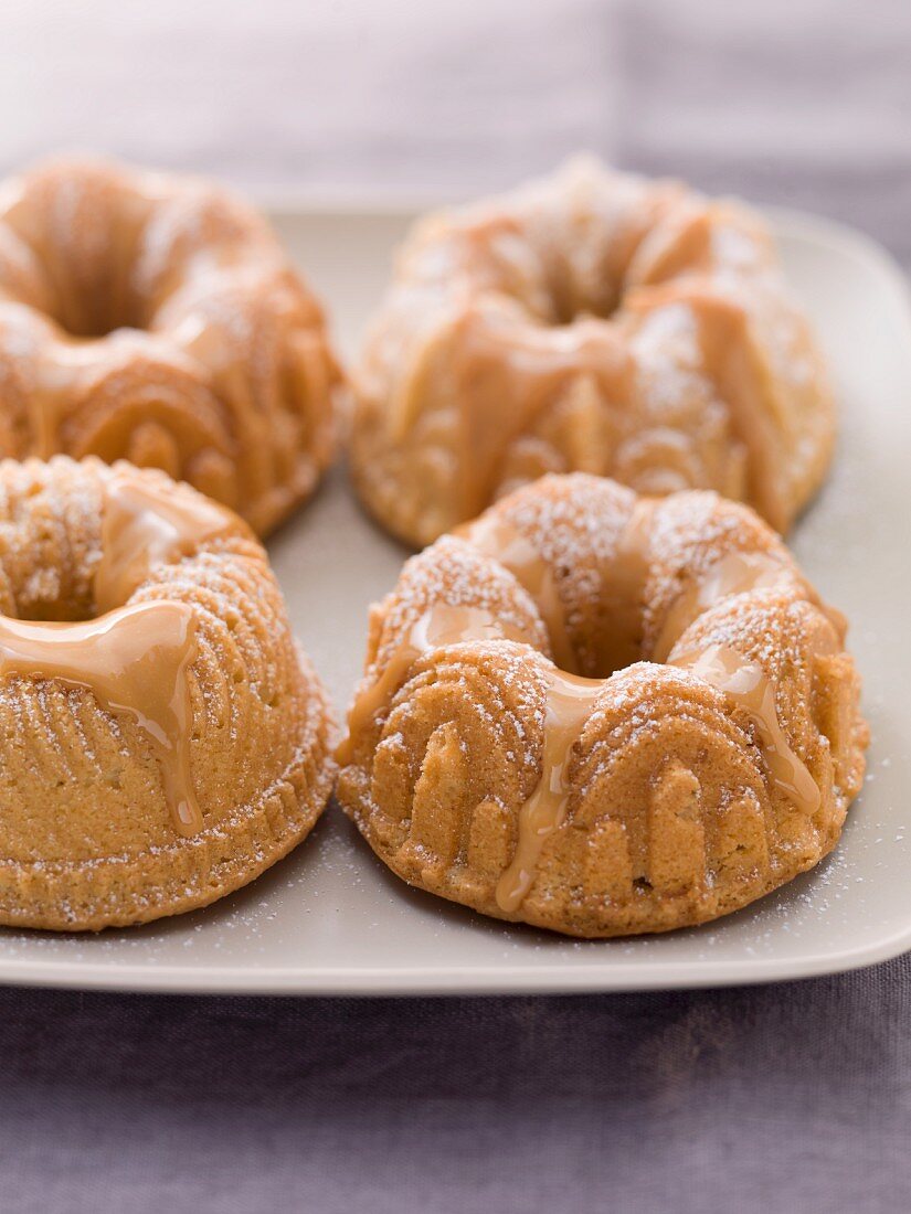 Verschiedene Mini-Kranzkuchen aus der Backform