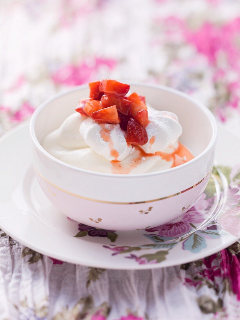 Quark with meringues and strawberries in a bowl