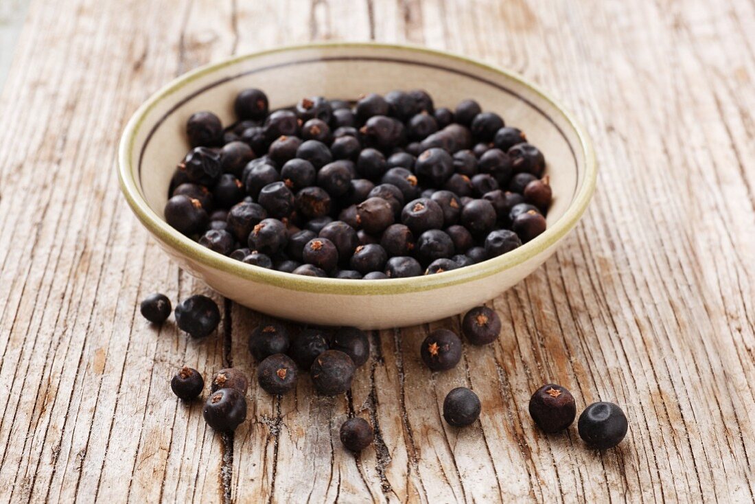 A plate of juniper berries