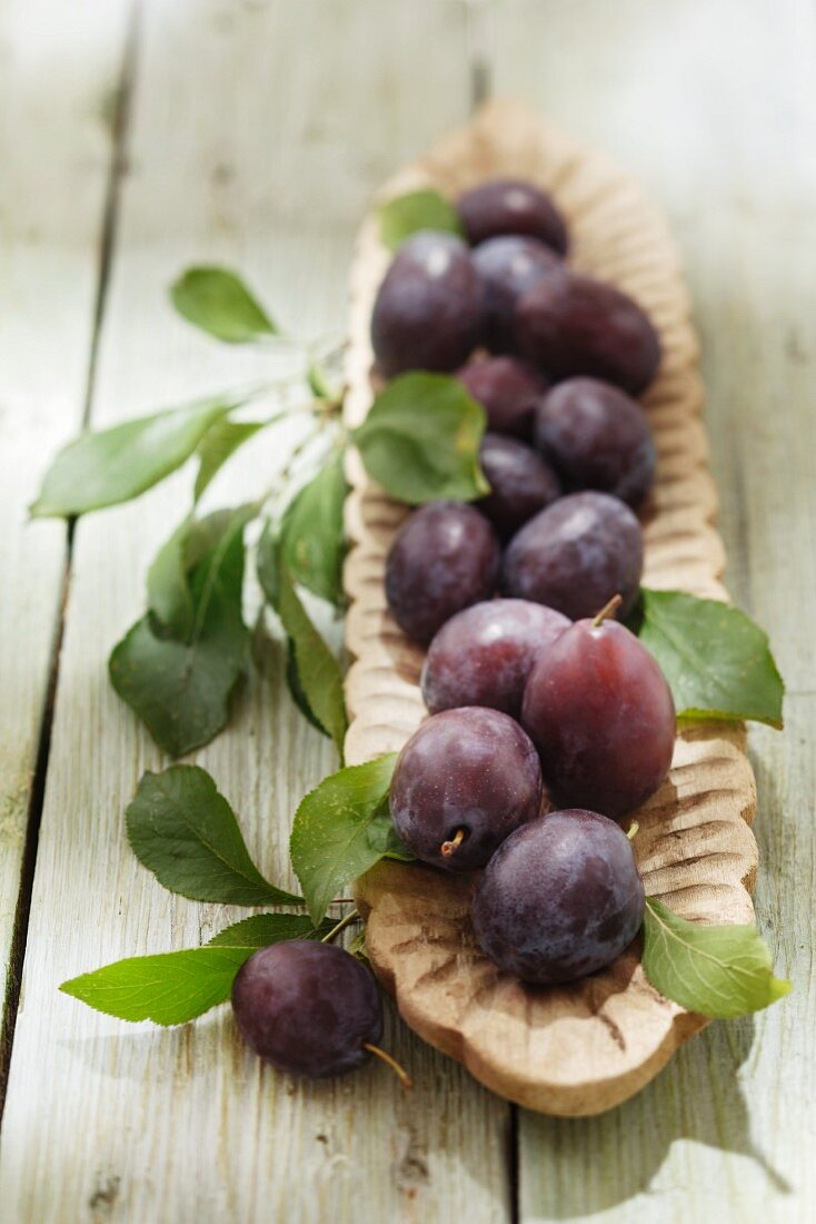 A bowl of plums