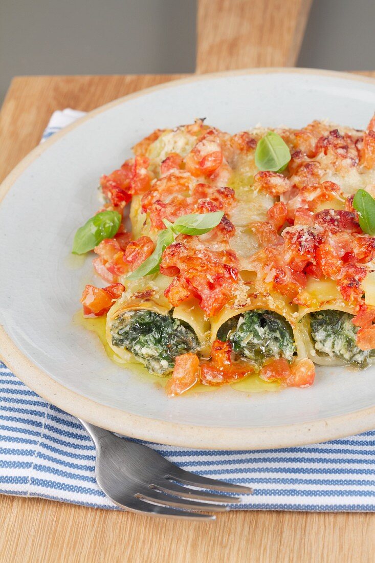 Cannelloni con gli spinaci (pasta tubes filled with spinach)