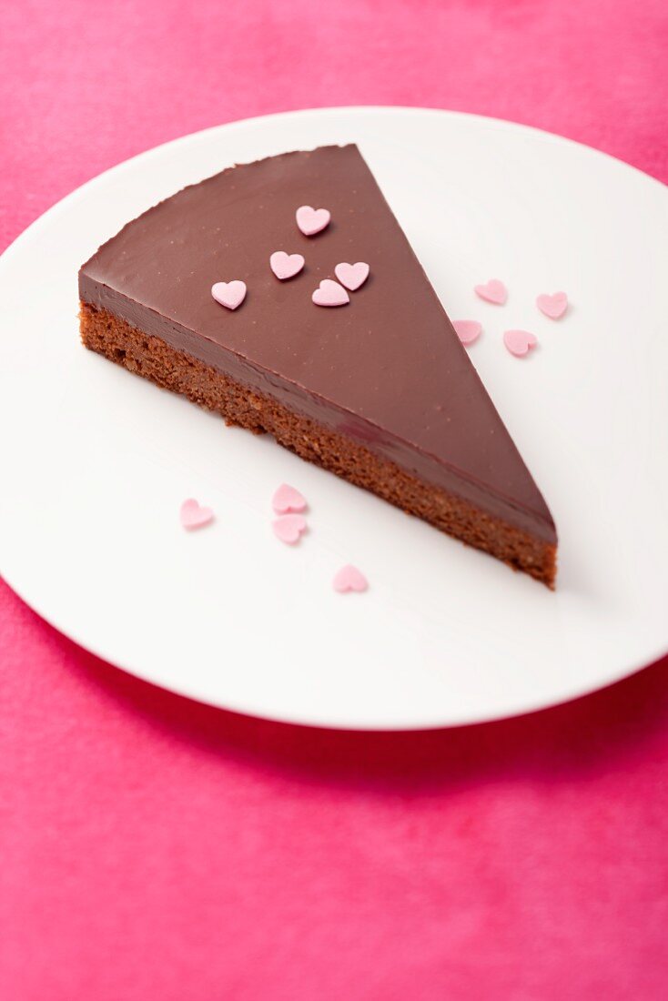Ein Stück Schokoladentarte zum Valentinstag