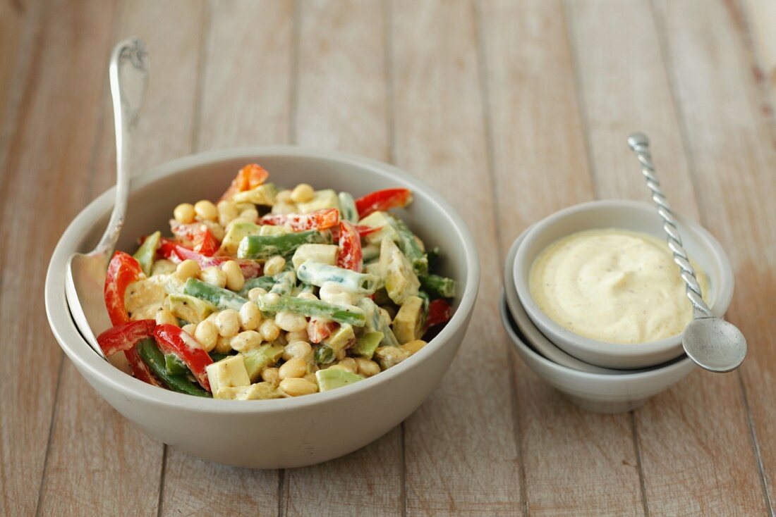 Sojabohnensalat mit grünen Bohnen, Paprika, Avocado und Joghurtdressing