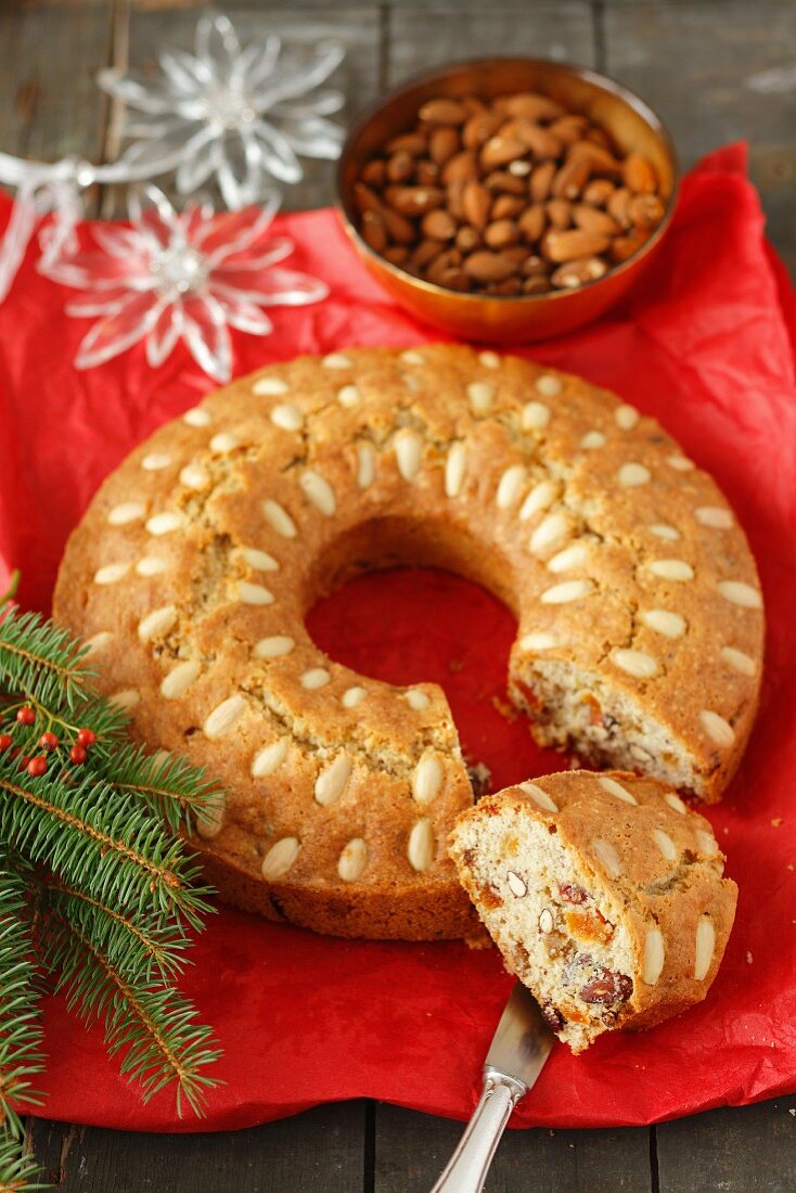 Ringförmiger Mandelkuchen zu Weihnachten