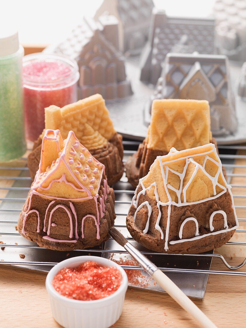 Mini house-shaped cakes