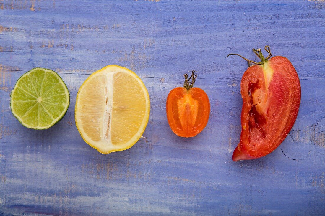 A lime, a lemon, a yellow tomato and an Andenhorn tomato