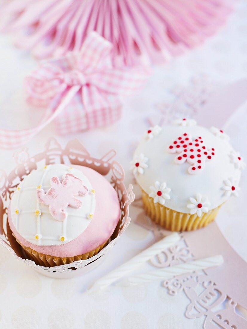 Cupcakes mit Verzierung zur Babyparty