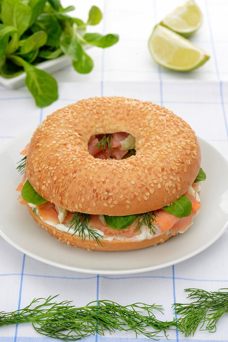 Bagel mit Räucherlachs und Frischkäse